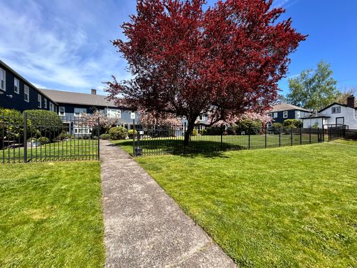 Spacious 1 Bed, 1 Bath Corner End Unit! – photo 1