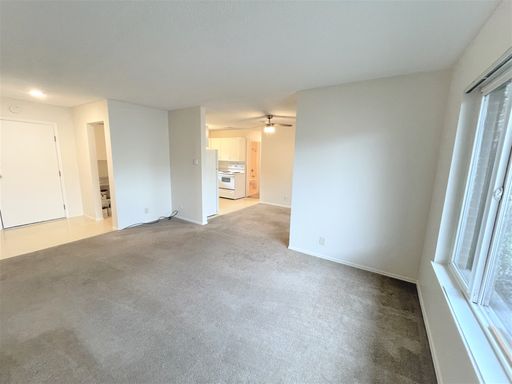 Spacious Top floor, corner 2 bdrm just off Broadway! – photo 1