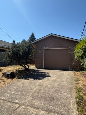 3 bedroom, 2 full bath, single family home Now Available! – photo 1