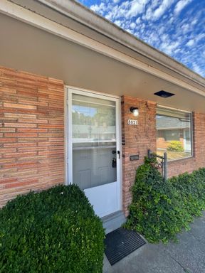 **Move In Special** Montavilla neighborhood: Corner unit, 1 bdrm, hardwood, fireplace, parking, storage & laundry – photo 1