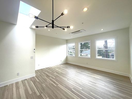 Brand NEW – Top floor 1 bed on NE Fremont **Move In Special** – photo 1