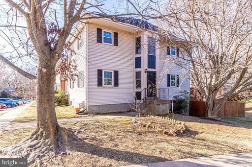 End Unit Townhome 2500 SF Walk to Vienna Metro – photo 1