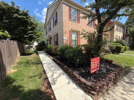 Fenced Immaculate End-Unit 2500SF Kingstowne – photo 1