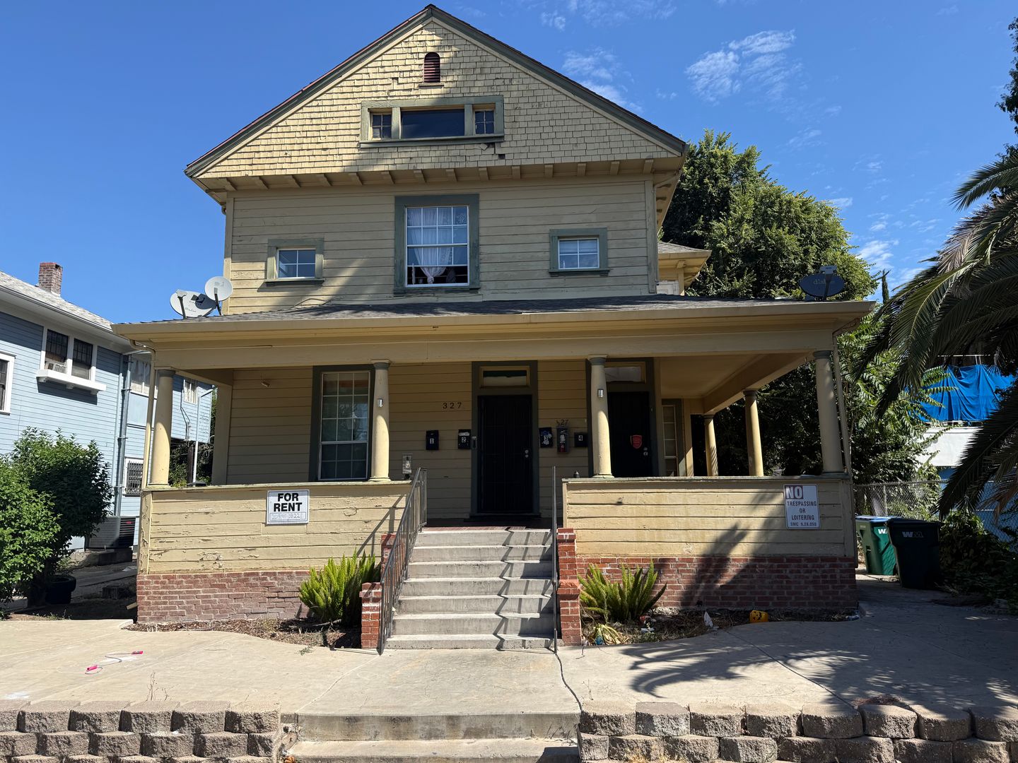 Stockton Apartment: 327 E Acacia St
