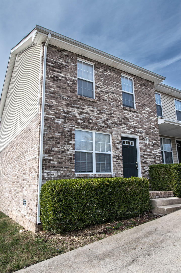 Clarksville House: 560 Hietts Lane #5