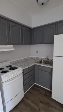 Newly Renovated 1-Bed Apartment with Modern Floors & On-Site Laundry in Chester. – photo 1