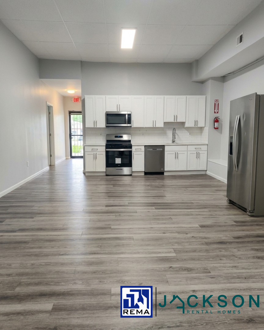 Chester House: 2725 W 3rd St. 1F