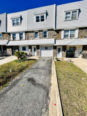 Remodeled 3BR 2BT, Central Air, Stainless Steel, Optional 4th Bedroom & Full-Size Washer Dryer – photo 1