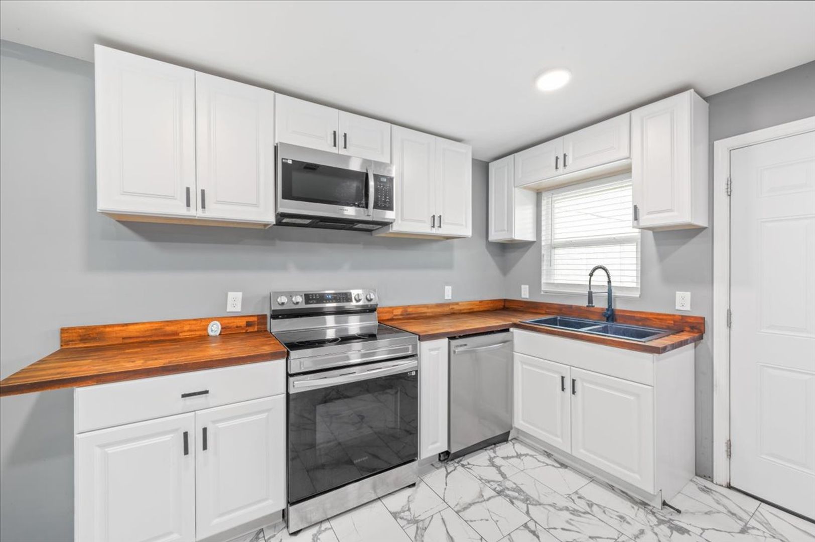 Savannah House: 2120 Krenson St.