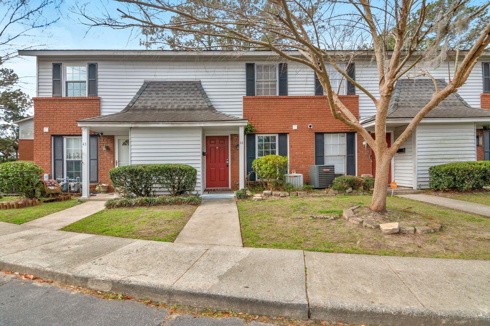 Savannah House: 44 Knollwood Circle