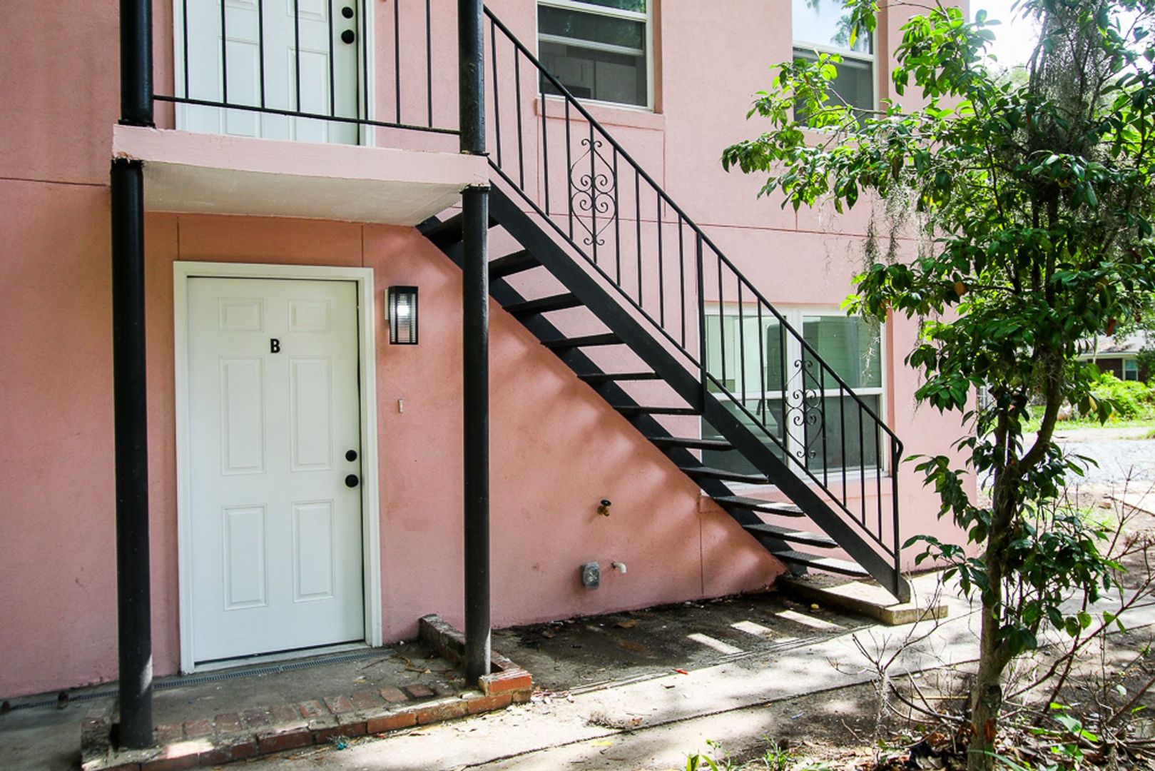 Savannah Apartment: 1904 E 51St St