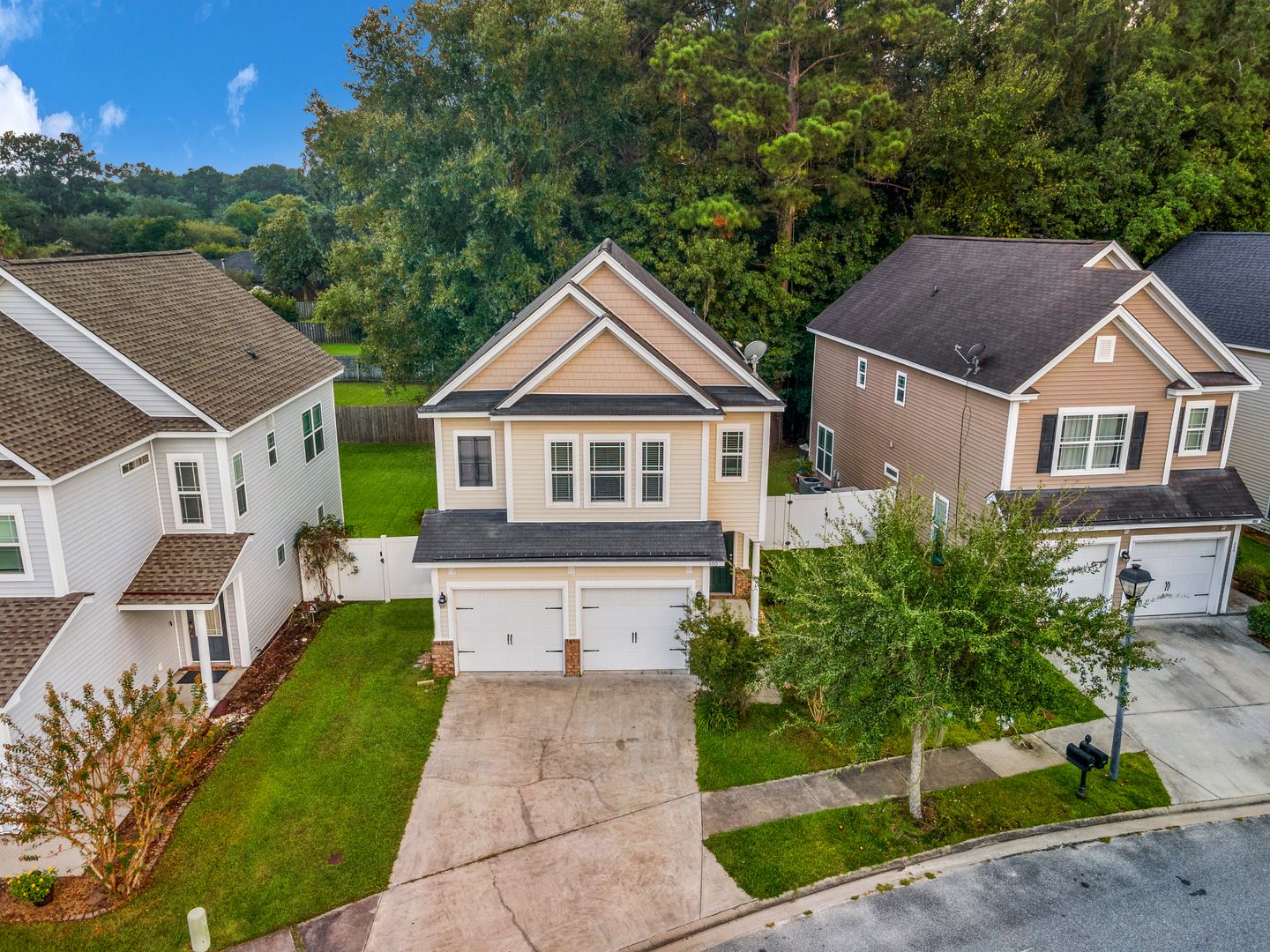 Richmond Hill House: 690 Summer Hill Way