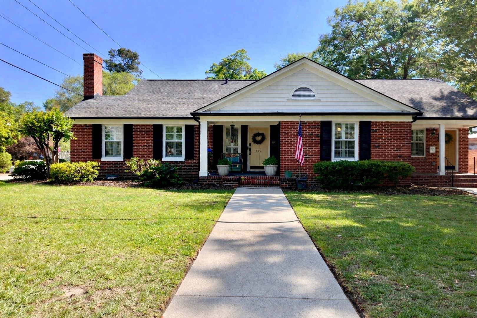 Savannah House: 637 Columbus Dr.