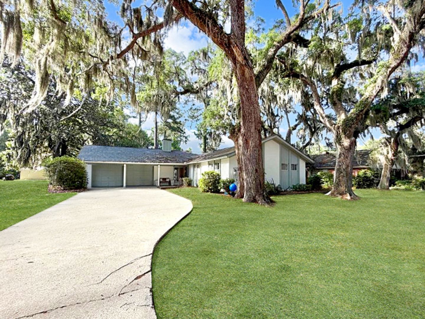 Richmond Hill House: 490 Strathy Hill Drive