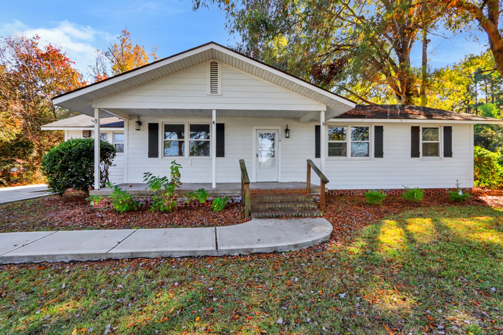 Richmond Hill House: 110 Laurel St.