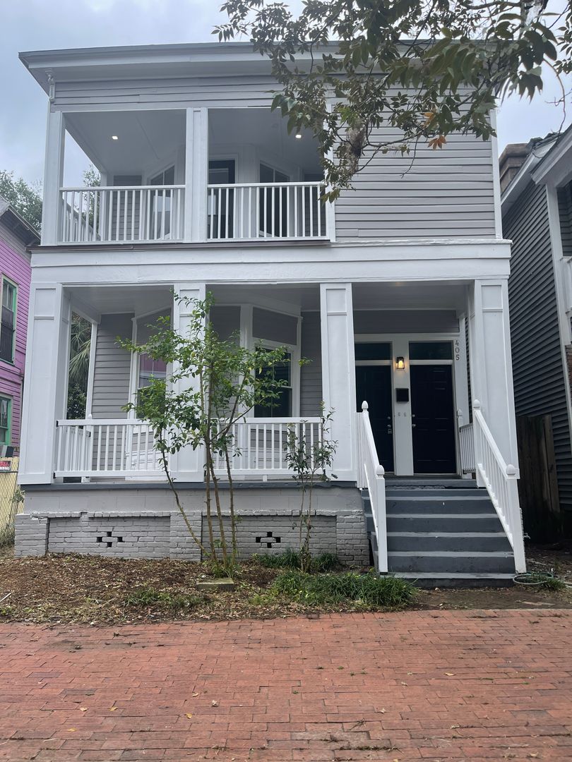 Savannah House: 407 E Duffy St.