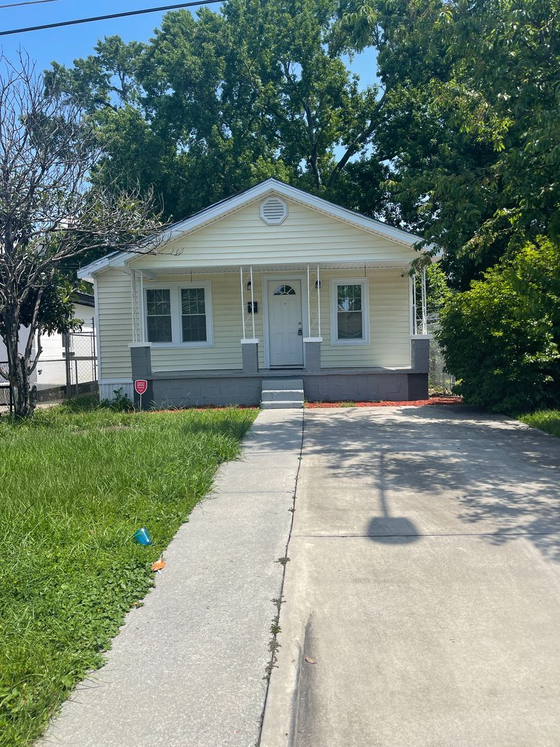 Savannah House: 716 W 48th. St.