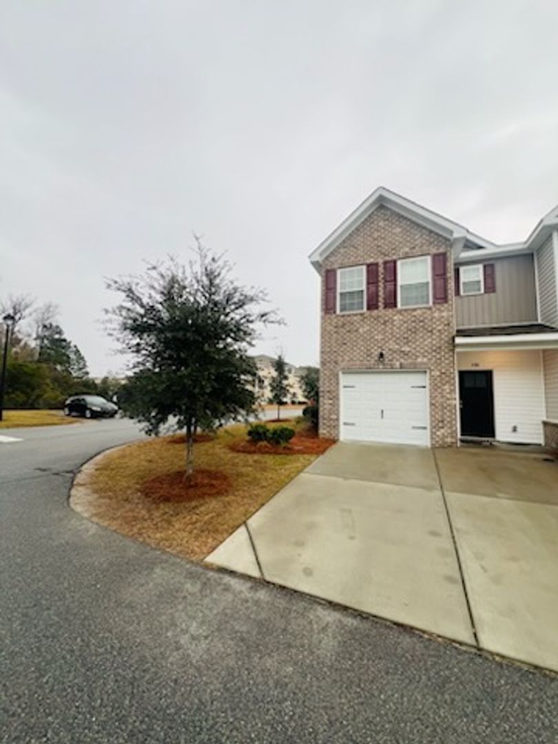 Richmond Hill House: 106 Horizon Lane