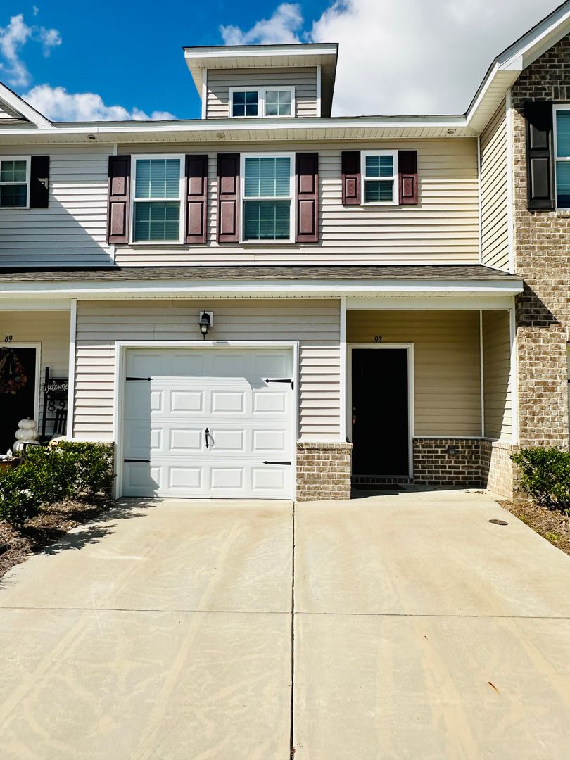 Richmond Hill House: 93 Horizon Lane