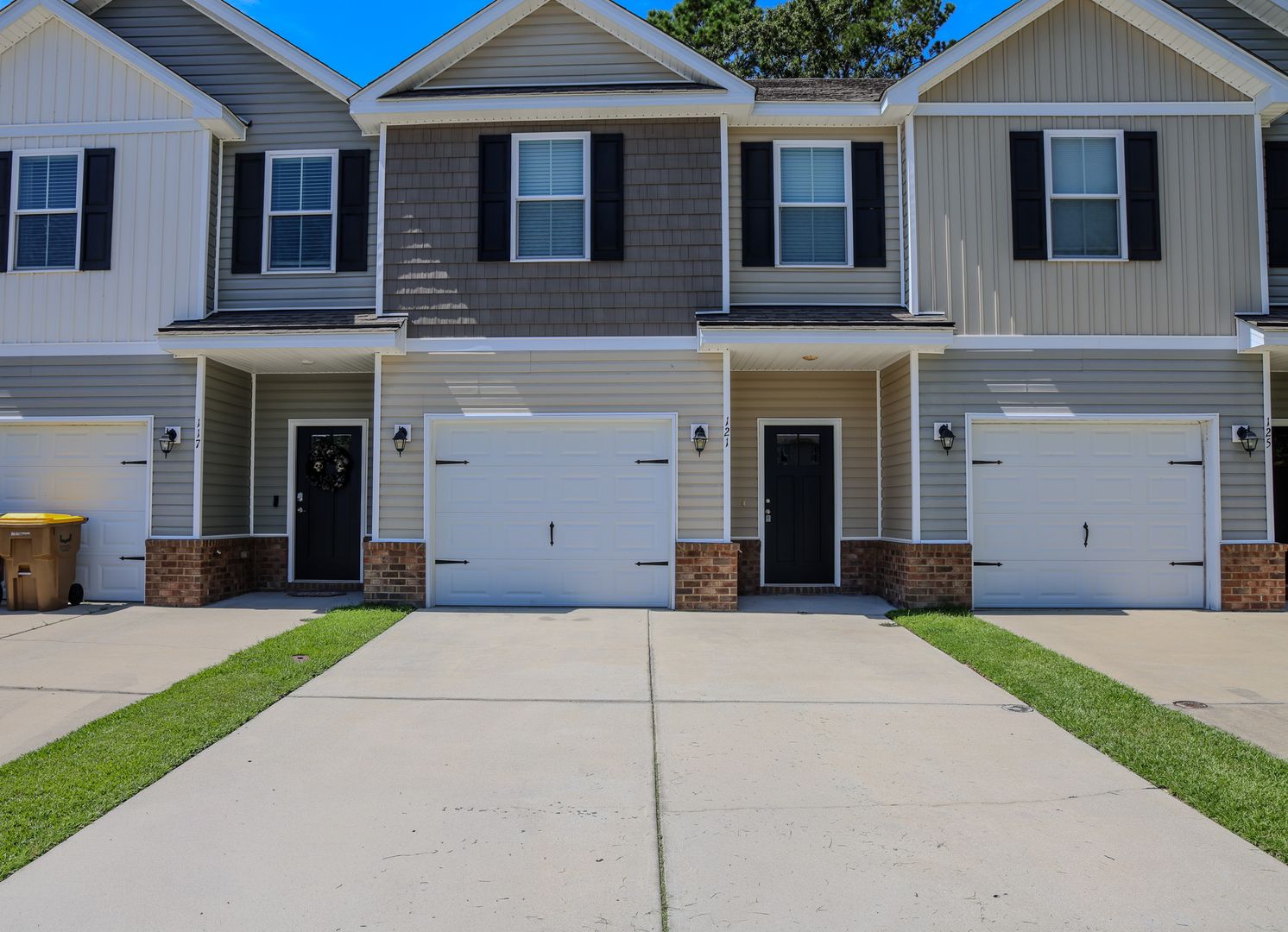 Richmond Hill House: 121 Horizon Ln.