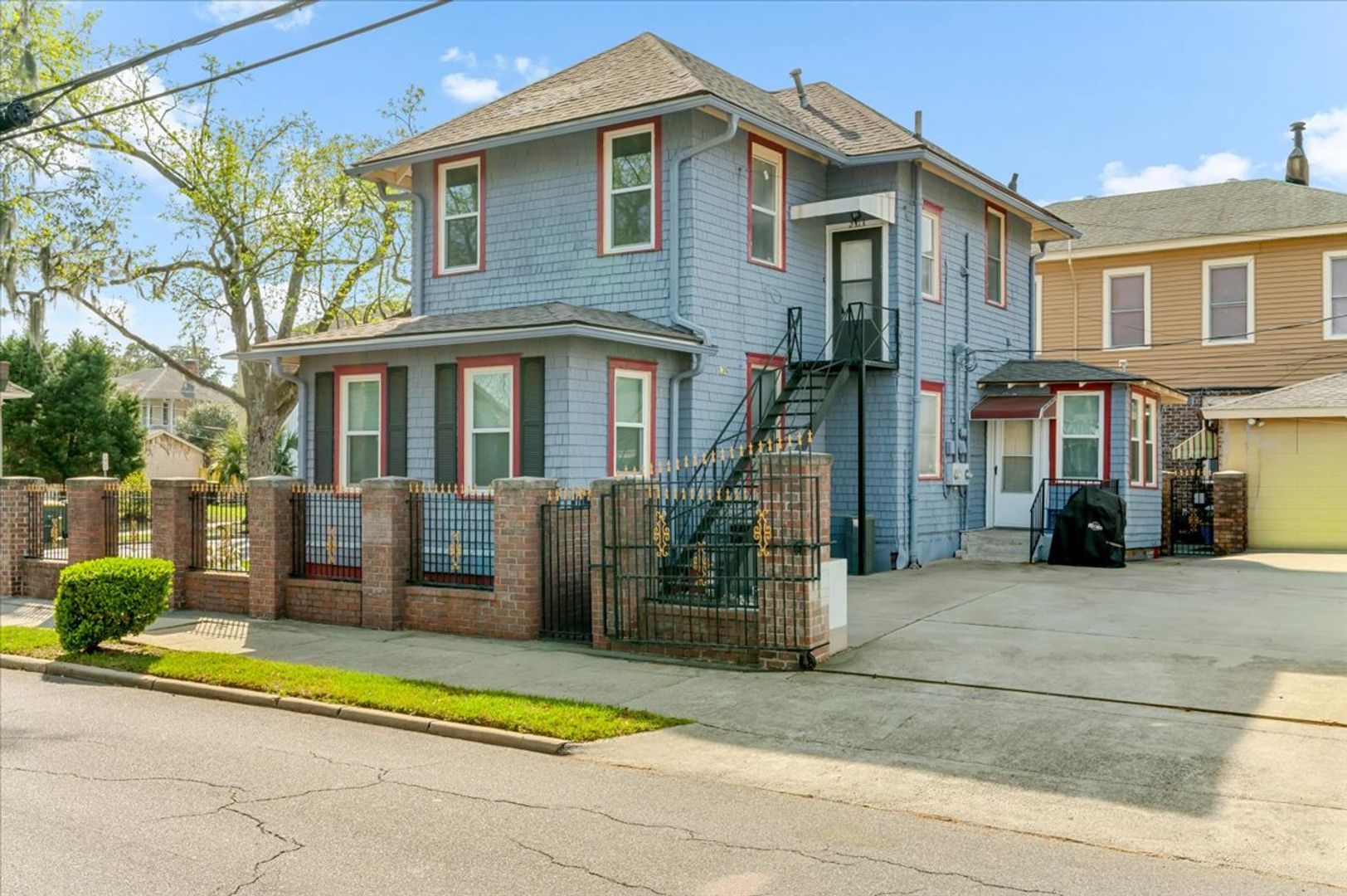 Savannah House: 2313 E Broad St