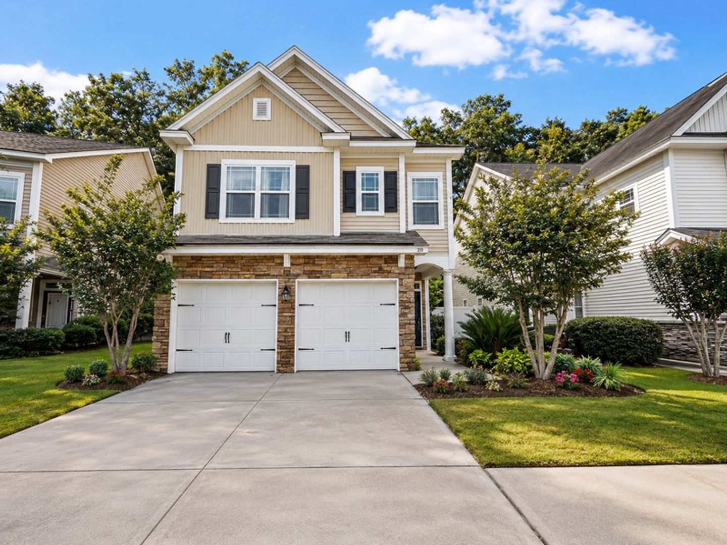 Richmond Hill House: 240 Summer Hill Way