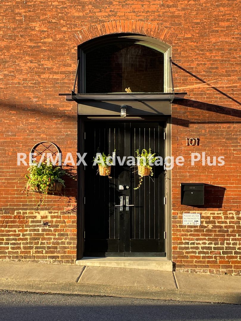 Farmville Apartment: 101 W. Second St.