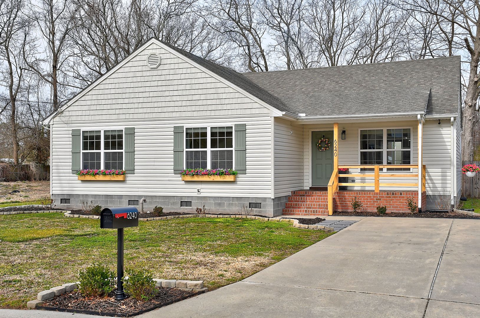 Suffolk House: 6240 Old Townpoint Road