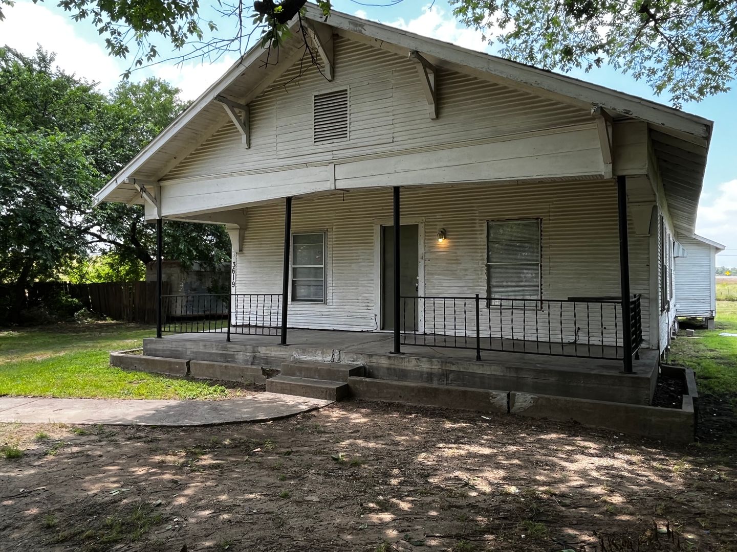 Ennis House: 3619 FM 1183