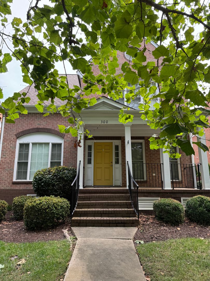 NEWPORT NEWS House: 300 WALT WHITMAN AVENUE