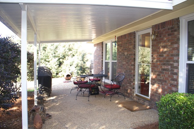 Columbus House: 5841 Ironstone Dr