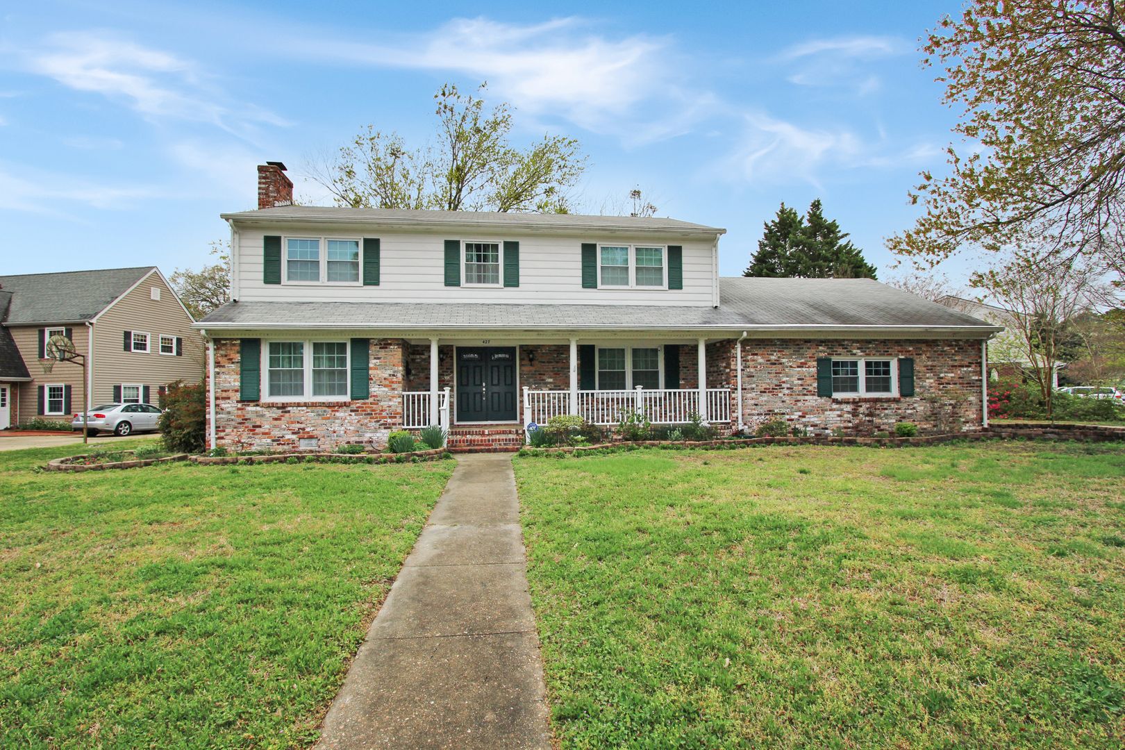 Hampton House: 427 Elizabeth Lakes