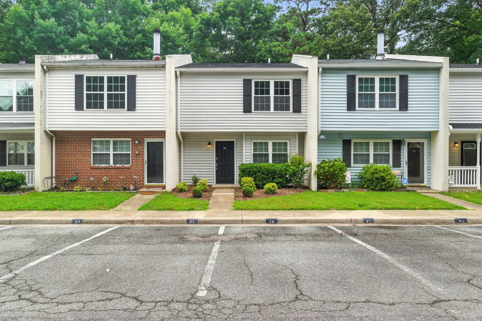 Newport News Townhome: ONEONTADR39