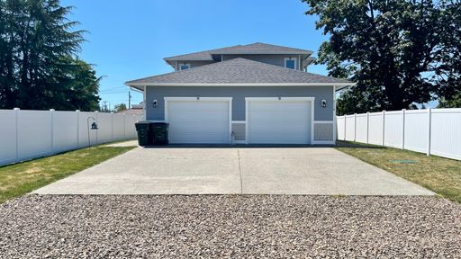 Beautiful 3 Bedroom Duplex with Garage! – photo 1