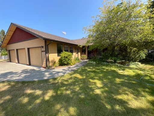 Single-level living with a one-of-a kind setting! – photo 1