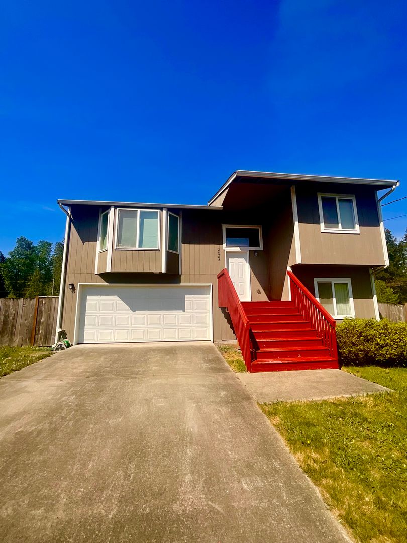Graham House: 24902 51st Ave E