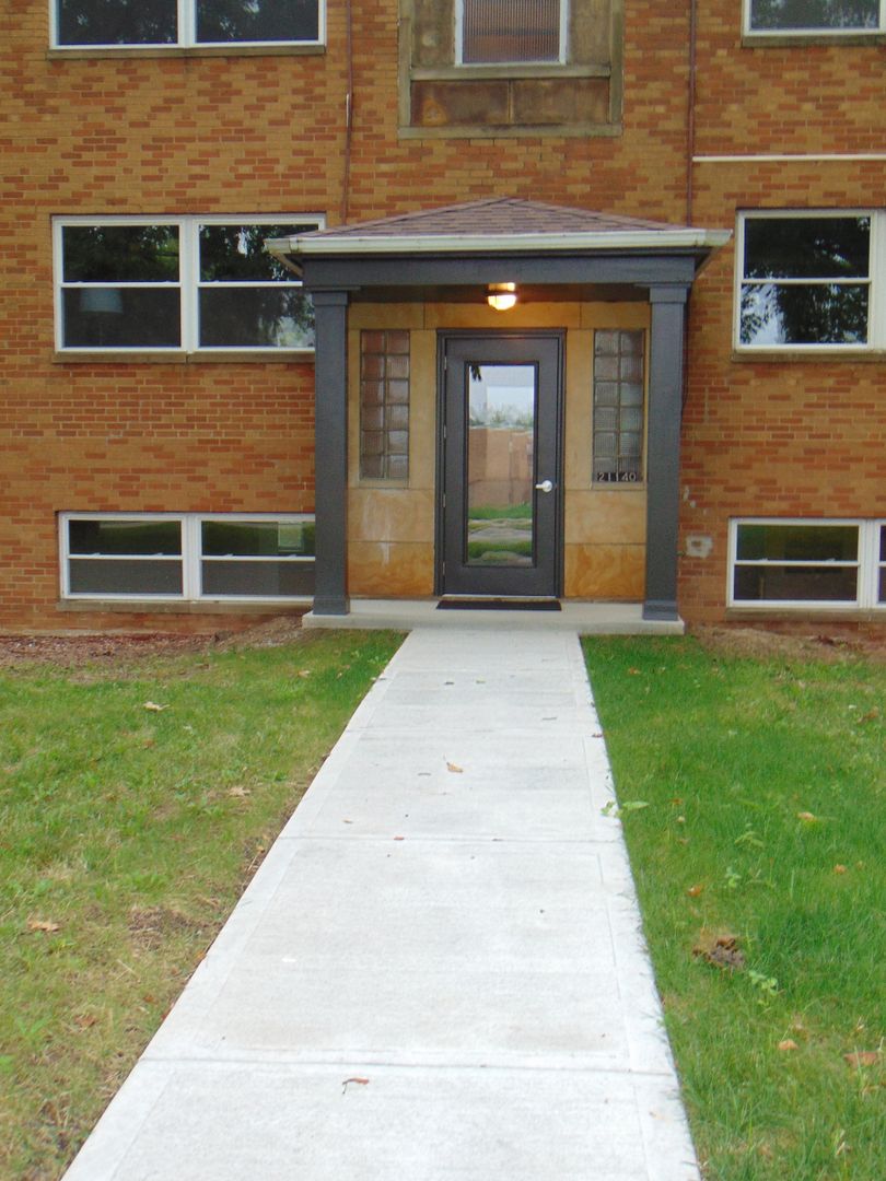 Rocky River Apartment: 21140-21180 Detriot Road