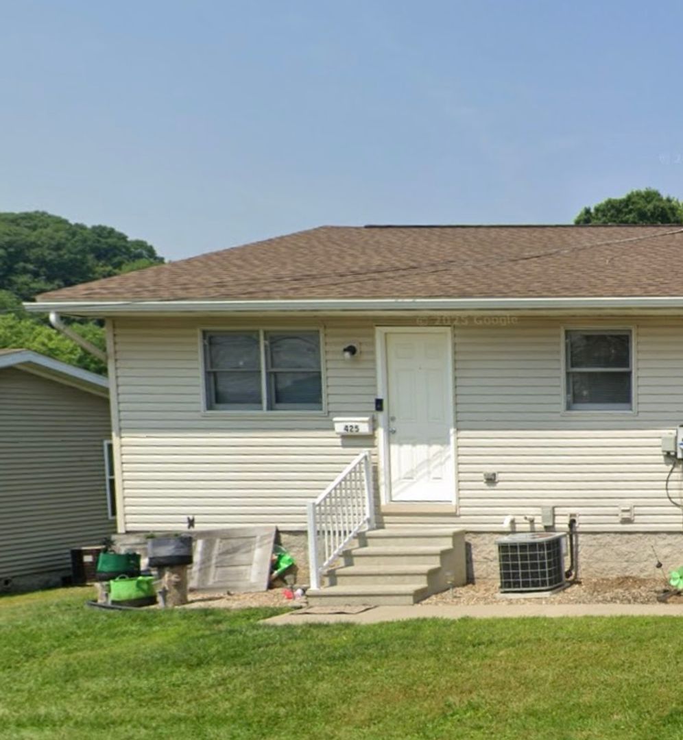 Uhrichsville Apartment: 421, 423, 425 Herrick Street