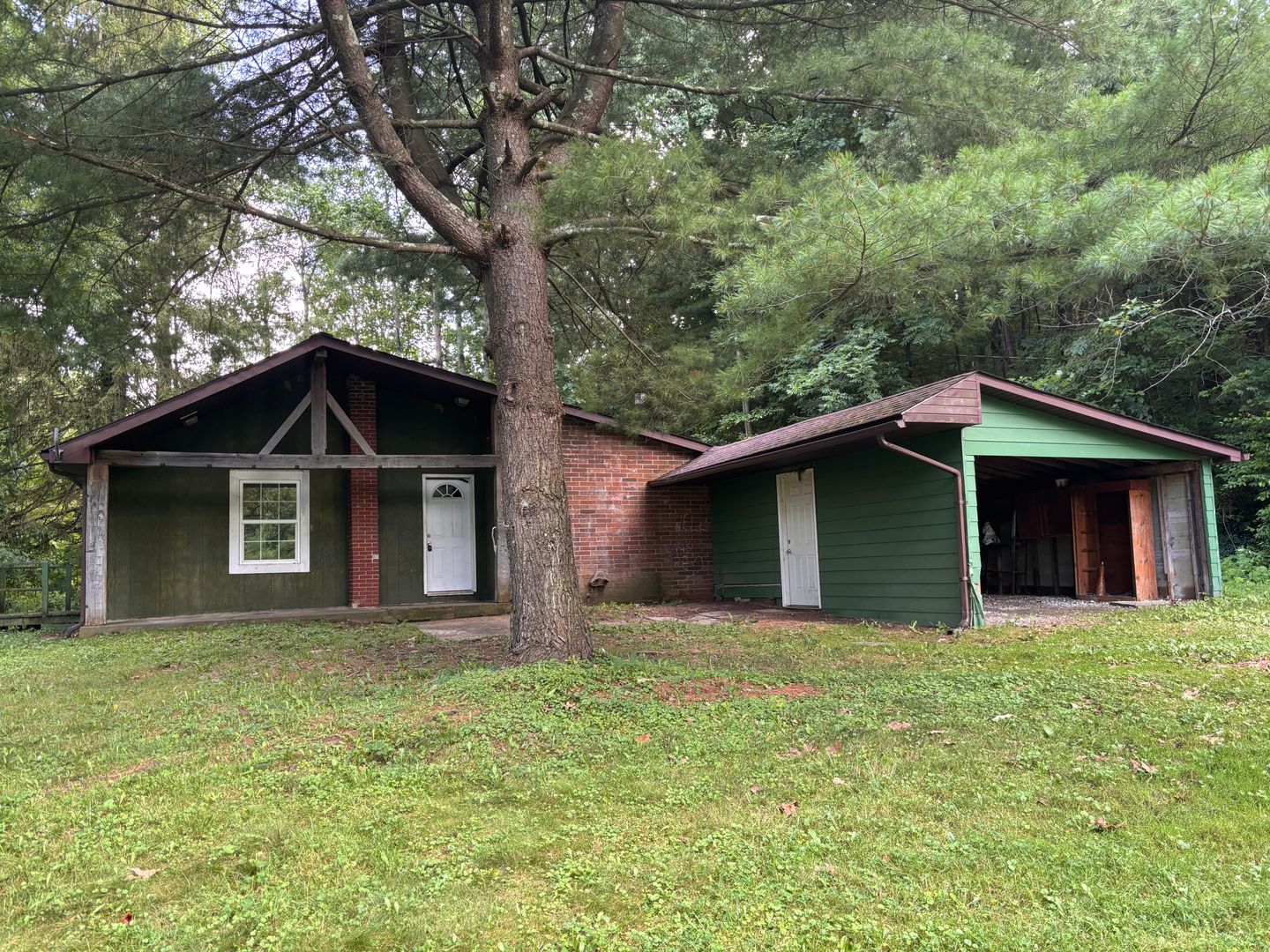 Newcomerstown House: 6502 Stone Creek Rd SW