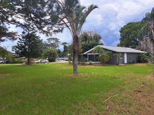Lovely home with 2 large porches, one in front and one in back. – photo 1