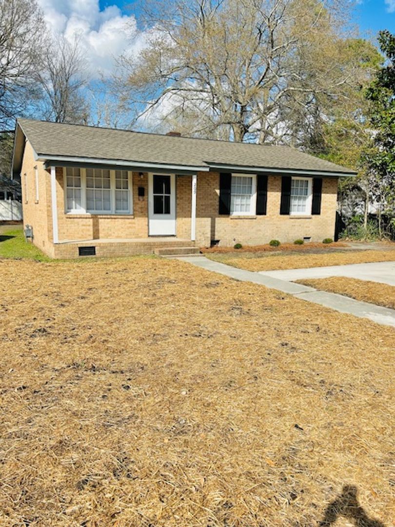 Lumberton House: 209 E 15th St