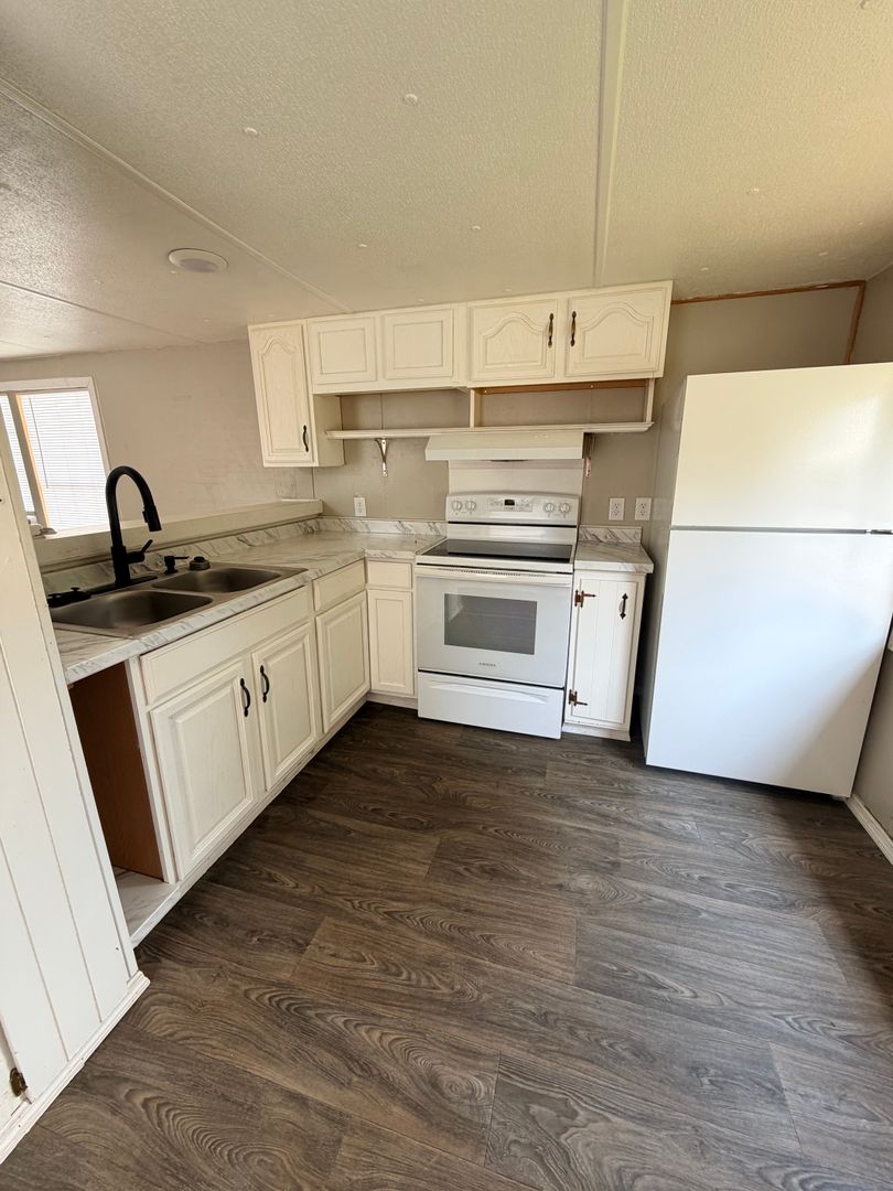 Madisonville House: 315 Thompson Rd.