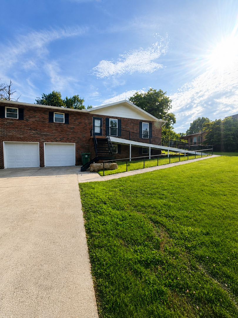 Maryville House: 921 Brown School Rd.