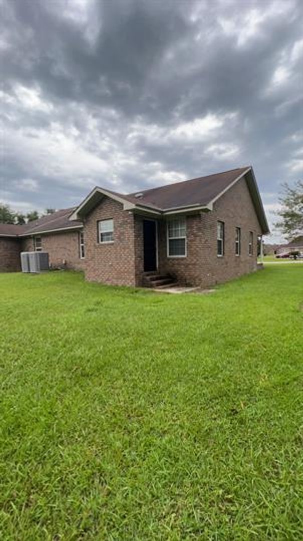 Ludowici House: 44 Webb Court NE