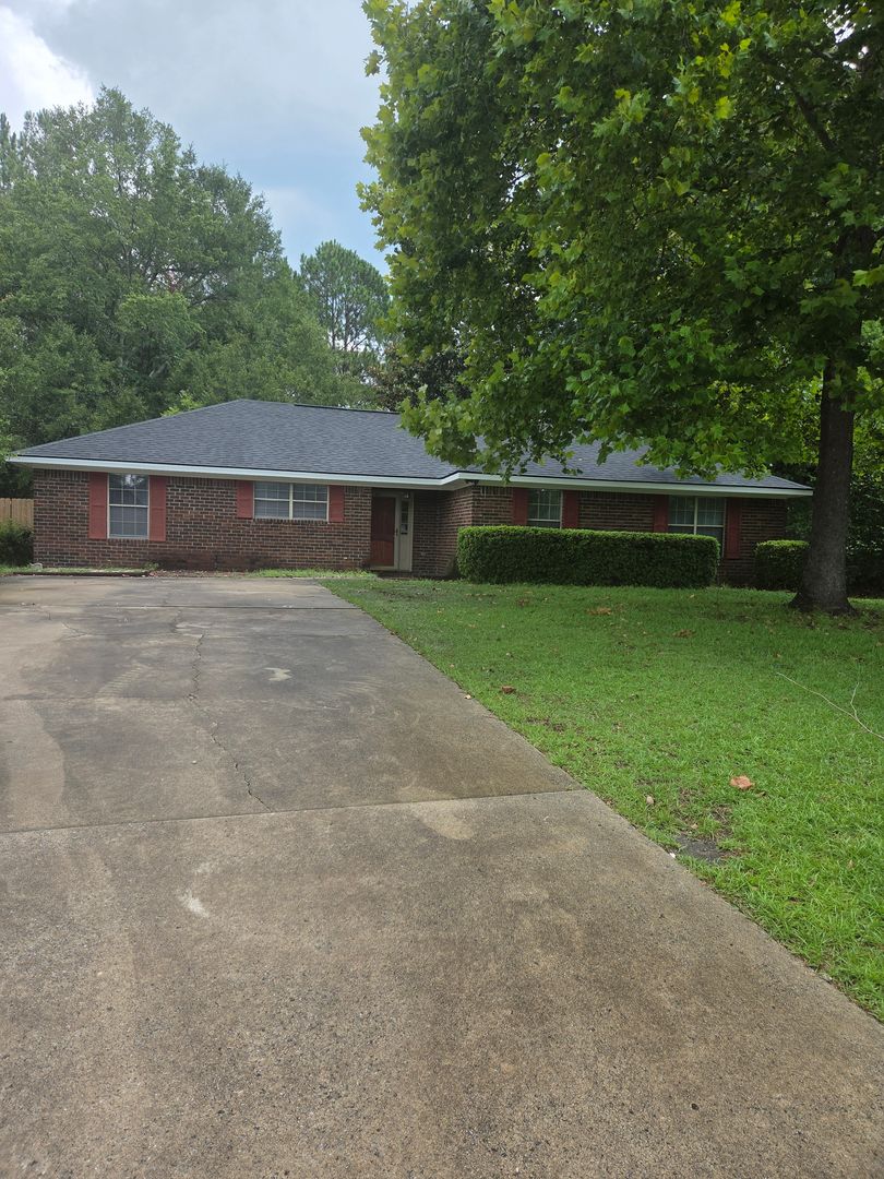 Hinesville House: 907 Canyon Court