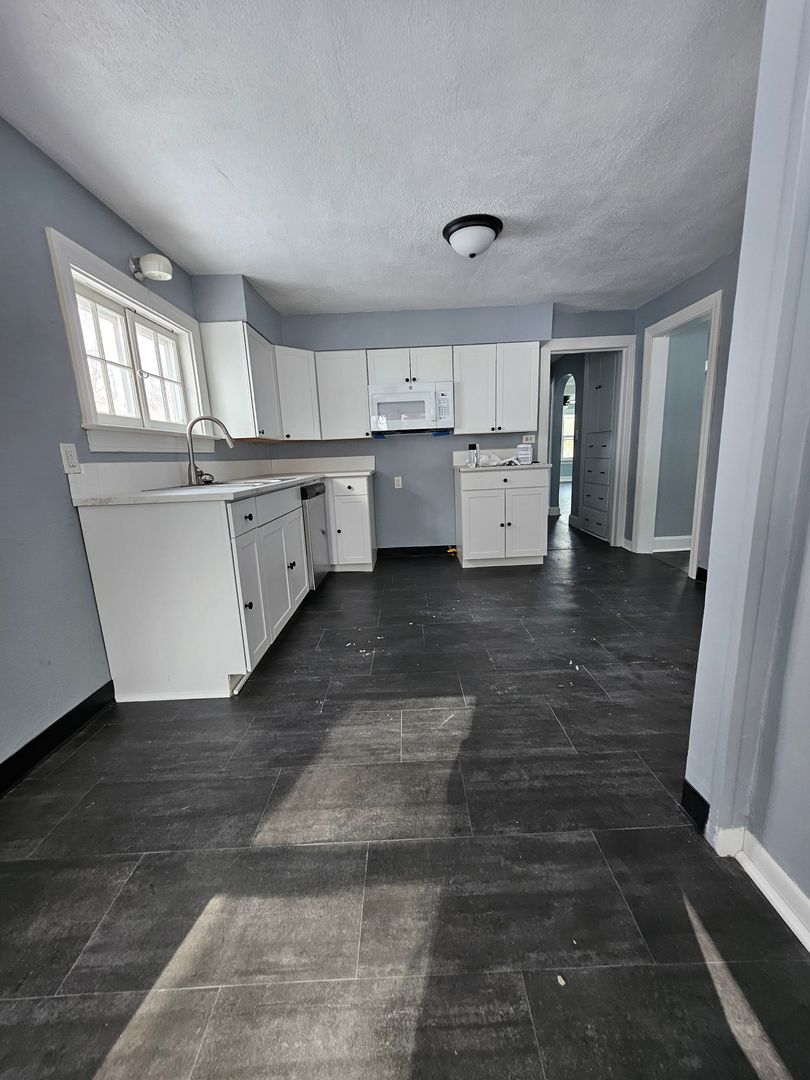 Erie House: 6012 Meridian St