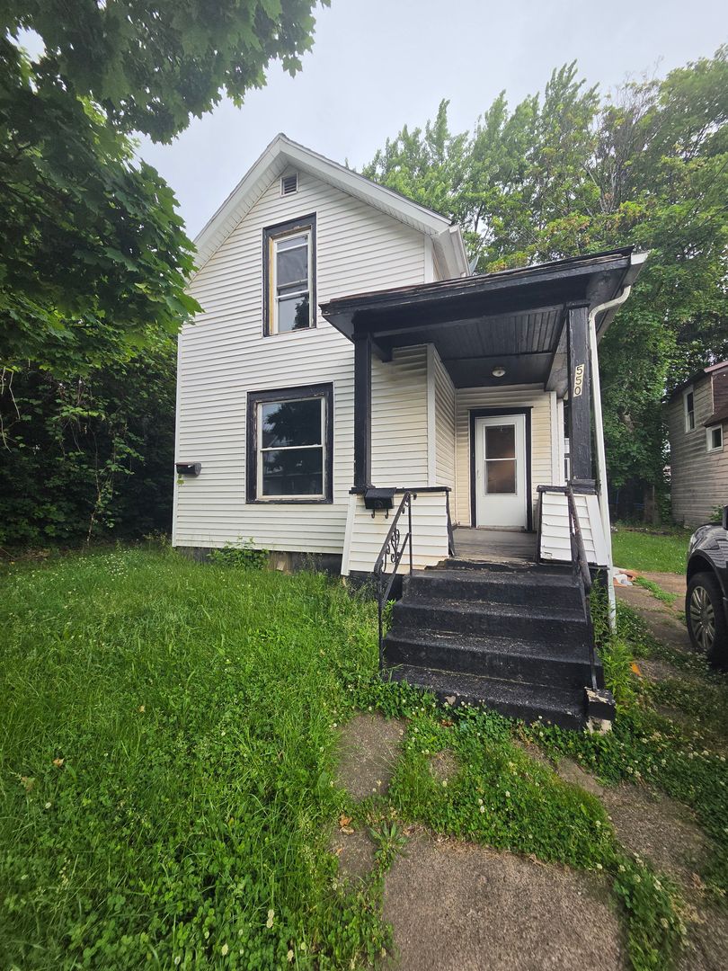 Erie Apartment: 550 E 5th St #1