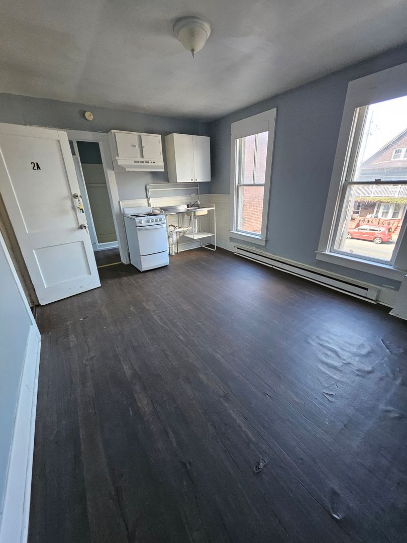 Upper studio ALL UTILITIES INCLUDED 