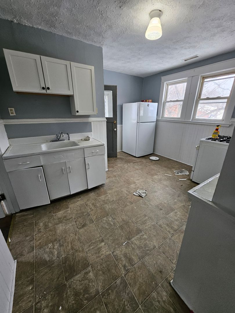 Erie House: 2407 Peach St #2