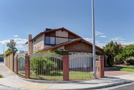 Discover this 4-bedroom, 2.5-bath historic beauty in the heart of Spring Valley, where Old Vegas charm meets modern comfort. – photo 1